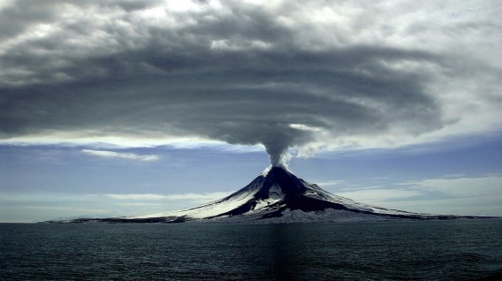 volcano-erupting-1056526_1920.jpg
